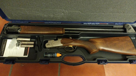 Las dos como nuevas a estrenar  , han pegado una caja de cartuchos 
En Madrid ,
Calibre 12 1500 euros 12