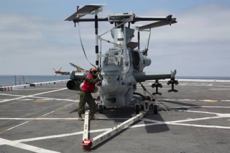 Comprar los que sean necesarios AH-1Z Viper y dejemos de complicar las cosas con los F-35... Al coste 11