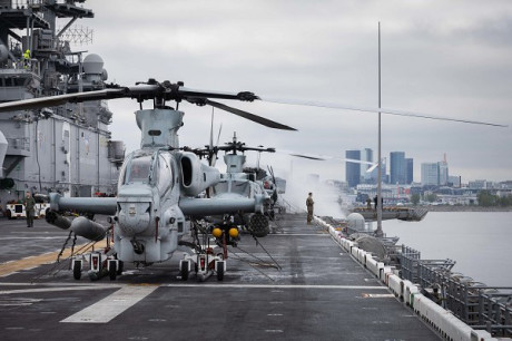 Comprar los que sean necesarios AH-1Z Viper y dejemos de complicar las cosas con los F-35... Al coste 10