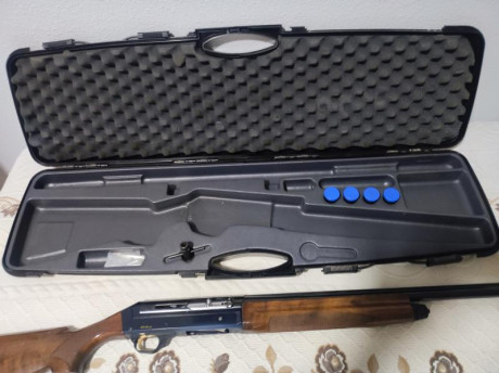 Se vende escopeta Benelli premium en perfecto estado con 5 polichok precio 450 euros 02