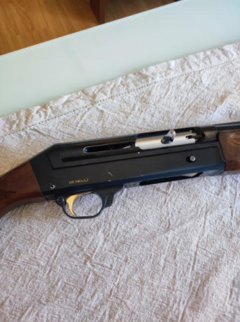 Se vende escopeta Benelli premium en perfecto estado con 5 polichok precio 450 euros 00