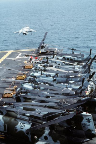Comprar los que sean necesarios AH-1Z Viper y dejemos de complicar las cosas con los F-35... Al coste 10
