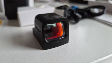 Visor de punto rojo Osight S con lente asférica encapsulada de 21 x 14 mm dentro de una carcasa resistente 01