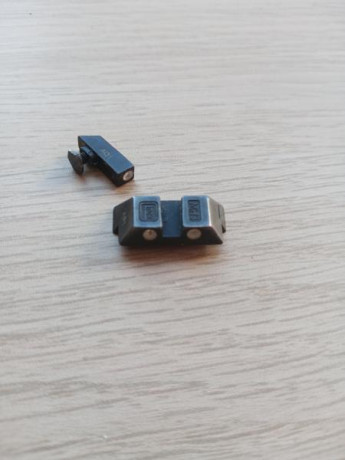 vendo Alza y punto de mira Glock tritium para Glock fabricadas en acero equipadas con un pequeño elemento 02