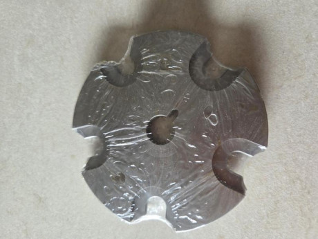 Vendo Shell Plate de Hornady nº 8, para prensa progresiva.
Referencia 392608.
La caja esta un poco deteriorada 02