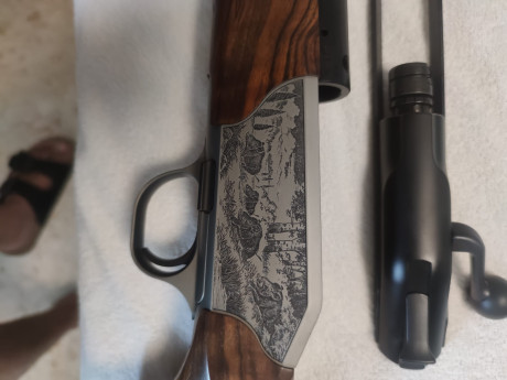 Hola, un compañero va vender un blaser R8 del modelo nuevo (pletinas grabadas en bascula) calibre 9.3*62 01