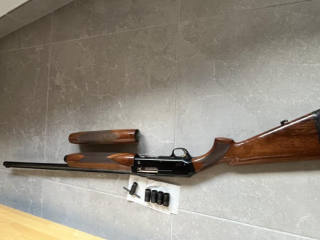 Se vende semiautomática Brownin Gold calibre 12, 71cm cañón con 4 Chokes y dos guardamanos (el original 12