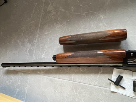 Se vende semiautomática Brownin Gold calibre 12, 71cm cañón con 4 Chokes y dos guardamanos (el original 22