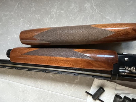 Se vende semiautomática Brownin Gold calibre 12, 71cm cañón con 4 Chokes y dos guardamanos (el original 21