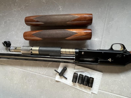 Se vende semiautomática Brownin Gold calibre 12, 71cm cañón con 4 Chokes y dos guardamanos (el original 20