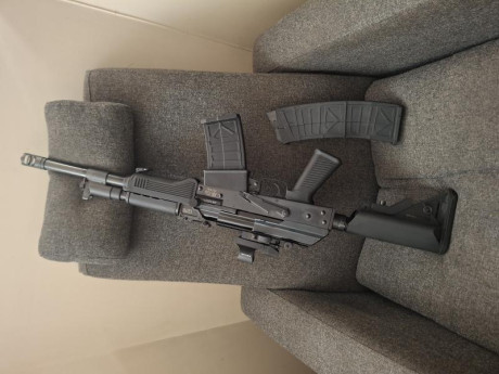 Escopeta SEMIAUTOMÁTICA SDM AK12 
De aspecto es como un AK 47 pero en calibre 12
Arma en estado impecable
Lugar 12