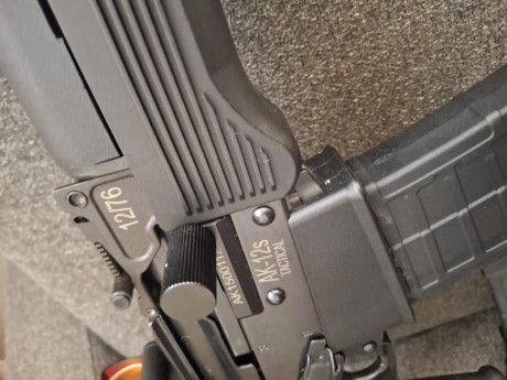 Escopeta SEMIAUTOMÁTICA SDM AK12 
De aspecto es como un AK 47 pero en calibre 12
Arma en estado impecable
Lugar 11