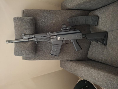 Escopeta SEMIAUTOMÁTICA SDM AK12 
De aspecto es como un AK 47 pero en calibre 12
Arma en estado impecable
Lugar 10