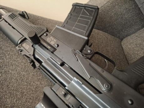 Escopeta SEMIAUTOMÁTICA SDM AK12 
De aspecto es como un AK 47 pero en calibre 12
Arma en estado impecable
Lugar 20