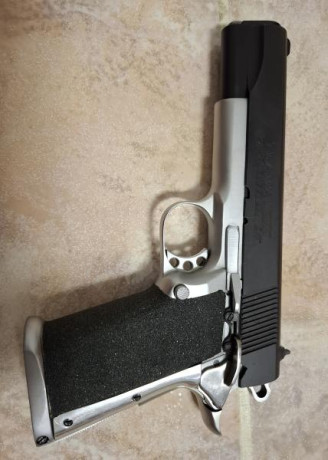 Vendo pistola LLAMA MAX II, en calibre 9x19 (9pb), distancia entre miras 160 mm,  con 2 cargadores con 02