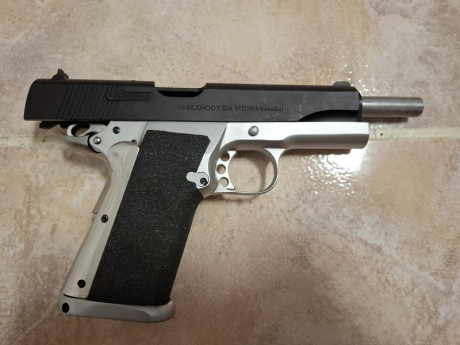Vendo pistola LLAMA MAX II, en calibre 9x19 (9pb), distancia entre miras 160 mm,  con 2 cargadores con 01