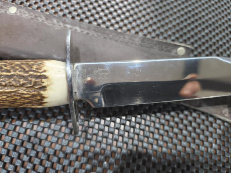 Son piezas de dos revolveres pequeños antiguos e incompletos para coleccion o lo que se quiera. Destaco,que 21