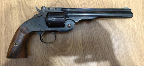 Buenas!  un amigo mío pone a la venta su revolver replica de Uberti  Smith and wesson nº 3  en calibre 02