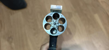 Buenas!  un amigo mío pone a la venta su revolver replica de Uberti  Smith and wesson nº 3  en calibre 11