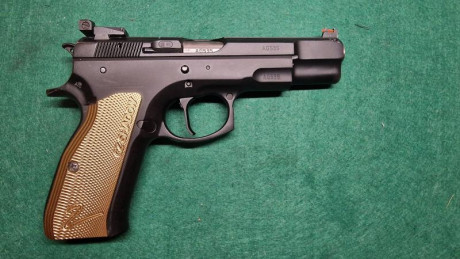 Vendo pistola CZ 75 B calibre 9 mm Parabellum con poco uso y muy cuidada, con miras LPA, y mi armero de 02