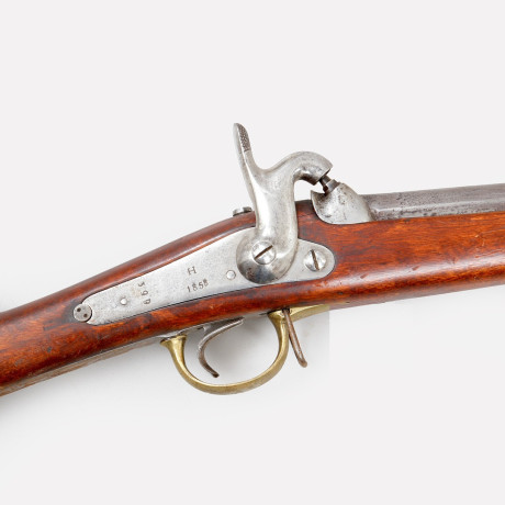 Hola buenas tardes.
Tengo una consulta.
Un amigo ha heredado un fusil sueco bastante especial, comprado 02