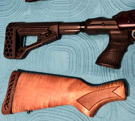 Vendo escopeta de corredera MOSSBERG 500 calibre 12/76 con dos cañones; uno liso de 71 cm con chokes intercambiables 00