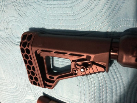 Vendo escopeta de corredera MOSSBERG 500 calibre 12/76 con dos cañones; uno liso de 71 cm con chokes intercambiables 12