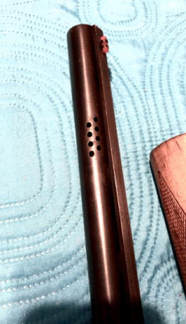 Vendo escopeta de corredera MOSSBERG 500 calibre 12/76 con dos cañones; uno liso de 71 cm con chokes intercambiables 10