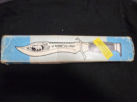 En venta Cuchillo Aitor Oso blanco de los 80s.  Es la variante con funda de cuero, viene etiquetada como 00