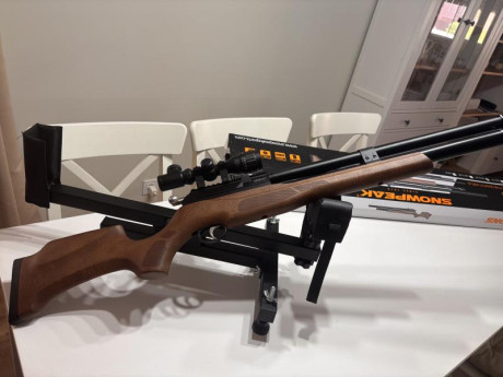 Se vende rifle PCP Snowpeak M25 Gen2 regulado con culata en madera de Haya. Perfecto estado, comprado 10