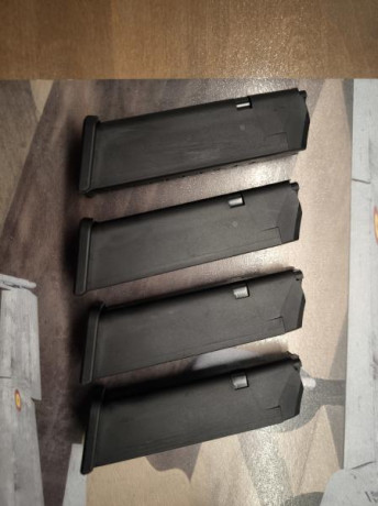 Buenas,

vendo estos 4 cargadores originales GLOCK (tamaño glock 17) de 9mm, limitados de origen a 10 01