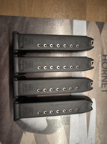 Buenas,

vendo estos 4 cargadores originales GLOCK (tamaño glock 17) de 9mm, limitados de origen a 10 00