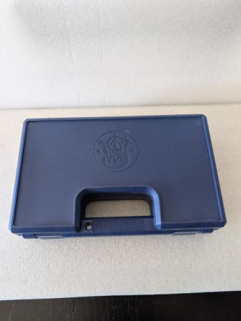 Vendo maletín para armario corta original de Smith and Wesson 
Era de un revolver.
Medidas exteriores 02