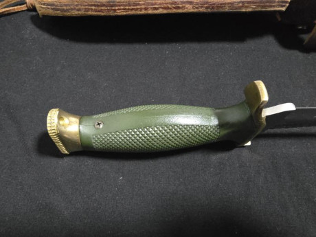 En venta Cuchillo Aitor Oso blanco de los 80s.  Es la variante con funda de cuero, viene etiquetada como 21