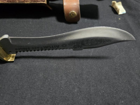 En venta Cuchillo Aitor Oso blanco de los 80s.  Es la variante con funda de cuero, viene etiquetada como 20