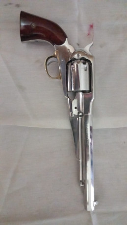 Un amigo vende dos revolver uberti new model army uno en inox y el otro en pavón, están en Zaragoza el 01