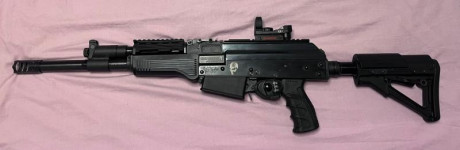 Buenas tardes,

Vendo escopeta semiautomática SDM AK-12. Ideal para IPSC. Al arma le acompañan tres cargadores 01