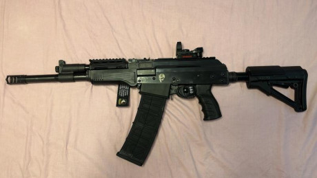 Buenas tardes,

Vendo escopeta semiautomática SDM AK-12. Ideal para IPSC. Al arma le acompañan tres cargadores 00