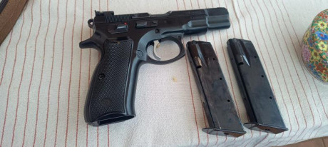 CZ 85 Combat 9 mm. Con dos cargadores. Muy buen estado. Tuvo muy poco uso. Esta  en Asturias. Precio 400 00