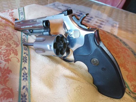 Buenas a todos.
Vendo revolver Llama Comanche III en calibre.357 Magnum
El revolver está en muy buenas 02