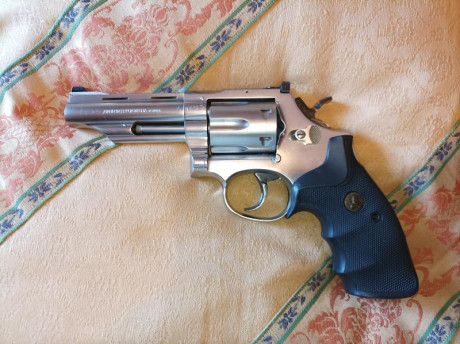 Buenas a todos.
Vendo revolver Llama Comanche III en calibre.357 Magnum
El revolver está en muy buenas 00