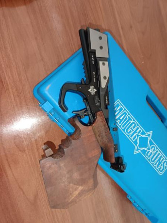 Vendo pistola calibre 32 para fuego central, con su maletin y dos cargadores. Cacha de nogal, talla M 01