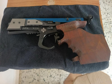Vendo pistola calibre 32 para fuego central, con su maletin y dos cargadores. Cacha de nogal, talla M 12