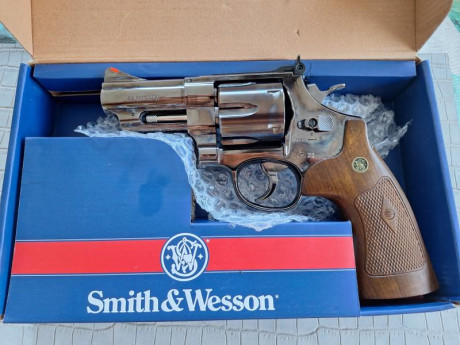 Buenos días compañeros,

Pongo a la venta esta magnífico revolver de Umarex de cañón de 3" con munición 02