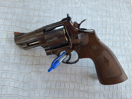 Buenos días compañeros,

Pongo a la venta esta magnífico revolver de Umarex de cañón de 3" con munición 00