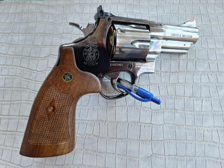 Buenos días compañeros,

Pongo a la venta esta magnífico revolver de Umarex de cañón de 3" con munición 10