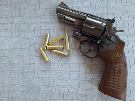 Buenos días compañeros,

Pongo a la venta esta magnífico revolver de Umarex de cañón de 3" con munición 21