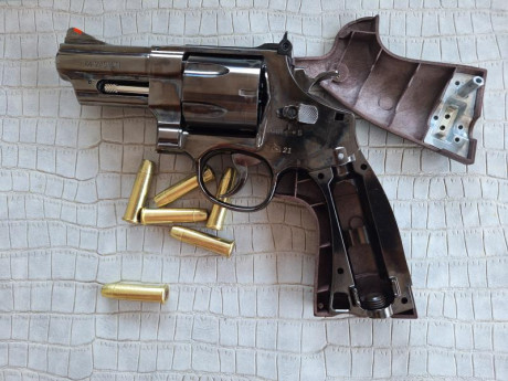 Buenos días compañeros,

Pongo a la venta esta magnífico revolver de Umarex de cañón de 3" con munición 32