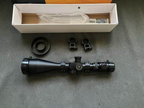 Vendo visor Arcea 10-40x60 Retícula iluminada Side Focus Mildot. Lo usaba en carabinas PCP. Incluye 2 00
