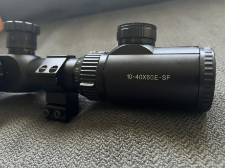Vendo visor Arcea 10-40x60 Retícula iluminada Side Focus Mildot. Lo usaba en carabinas PCP. Incluye 2 20